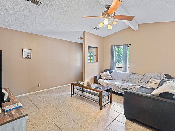 3rd image of 118 Secluded Oaks Ln W