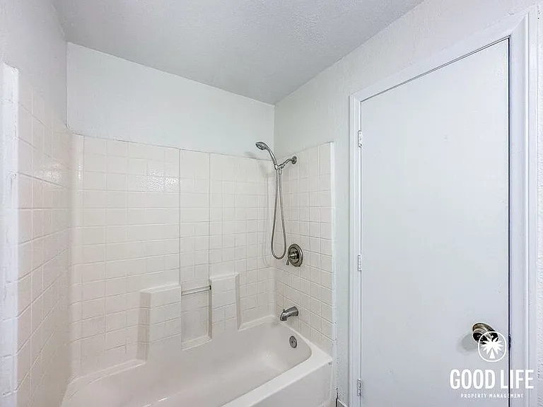 329 W 14th St — Photo 10