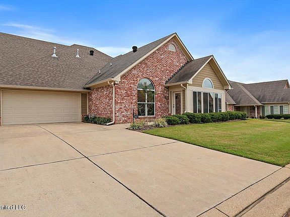 4th image of 330 Sweetwater Dr