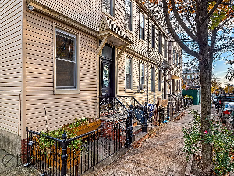 1916 Harman St #2R — Photo 12