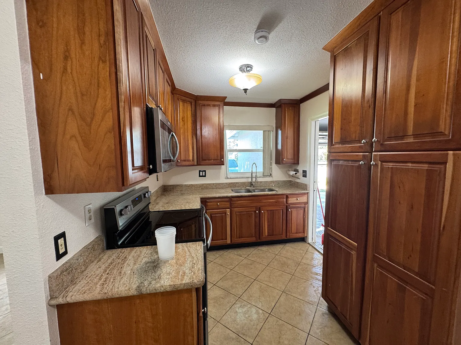 3 bed, 1307 sqft, $2,600 — Photo 4
