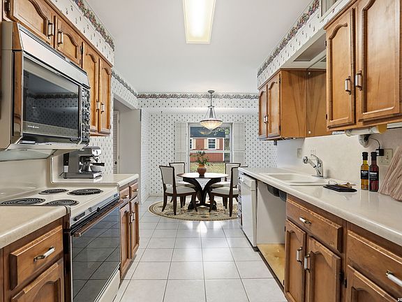 3rd image of 10315 Luzon Dr