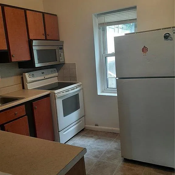 824 E 8th St — Photo 5