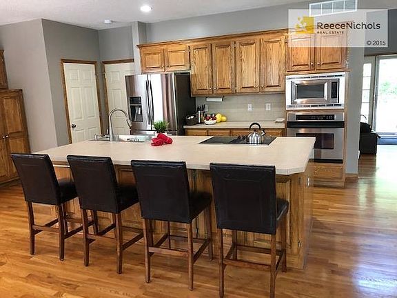 Kitchen with large island
