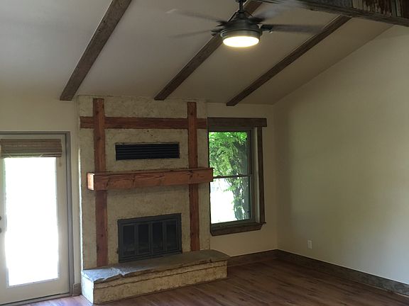 3rd image of 207 Cardinal Dr
