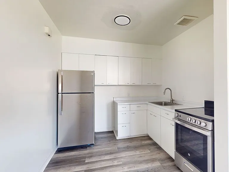 444 28th St — Photo 30