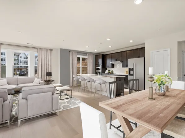 6 Stratton Dr #106, Woburn, MA 01801