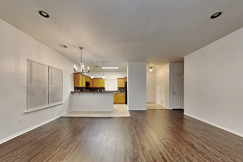 3 bed, 2.0 bath, 1418 sqft, $1,475 — Photo 2