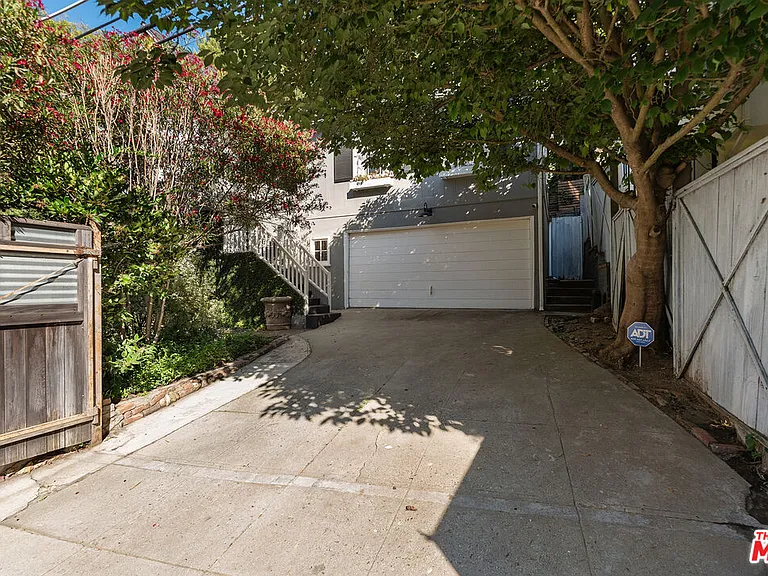 8926 Wonderland Ave — Photo 27