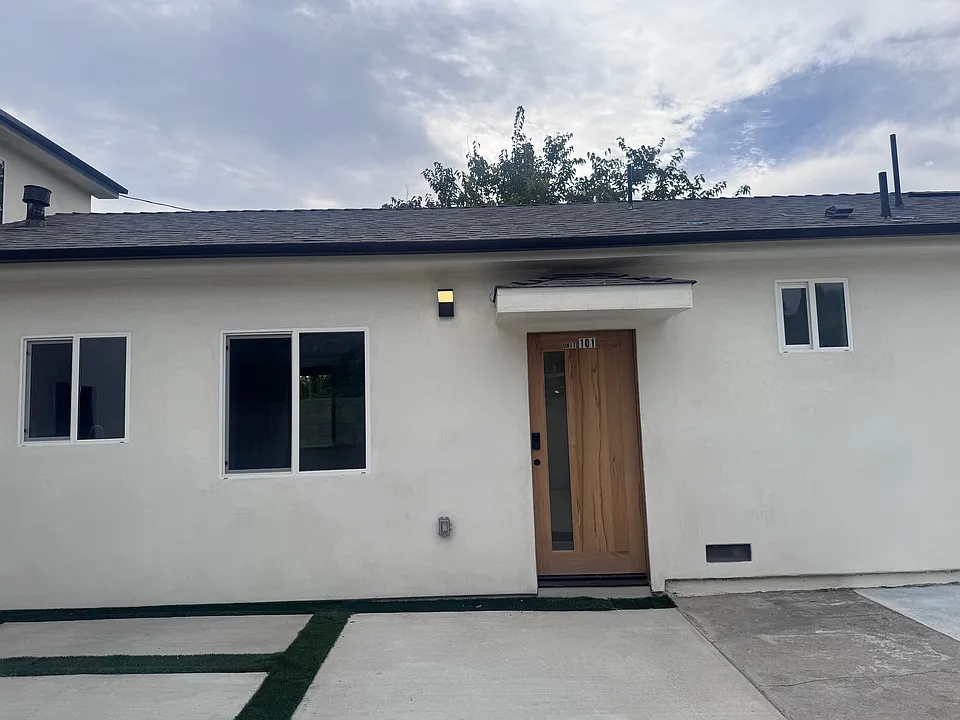 2320 N Naomi St #101