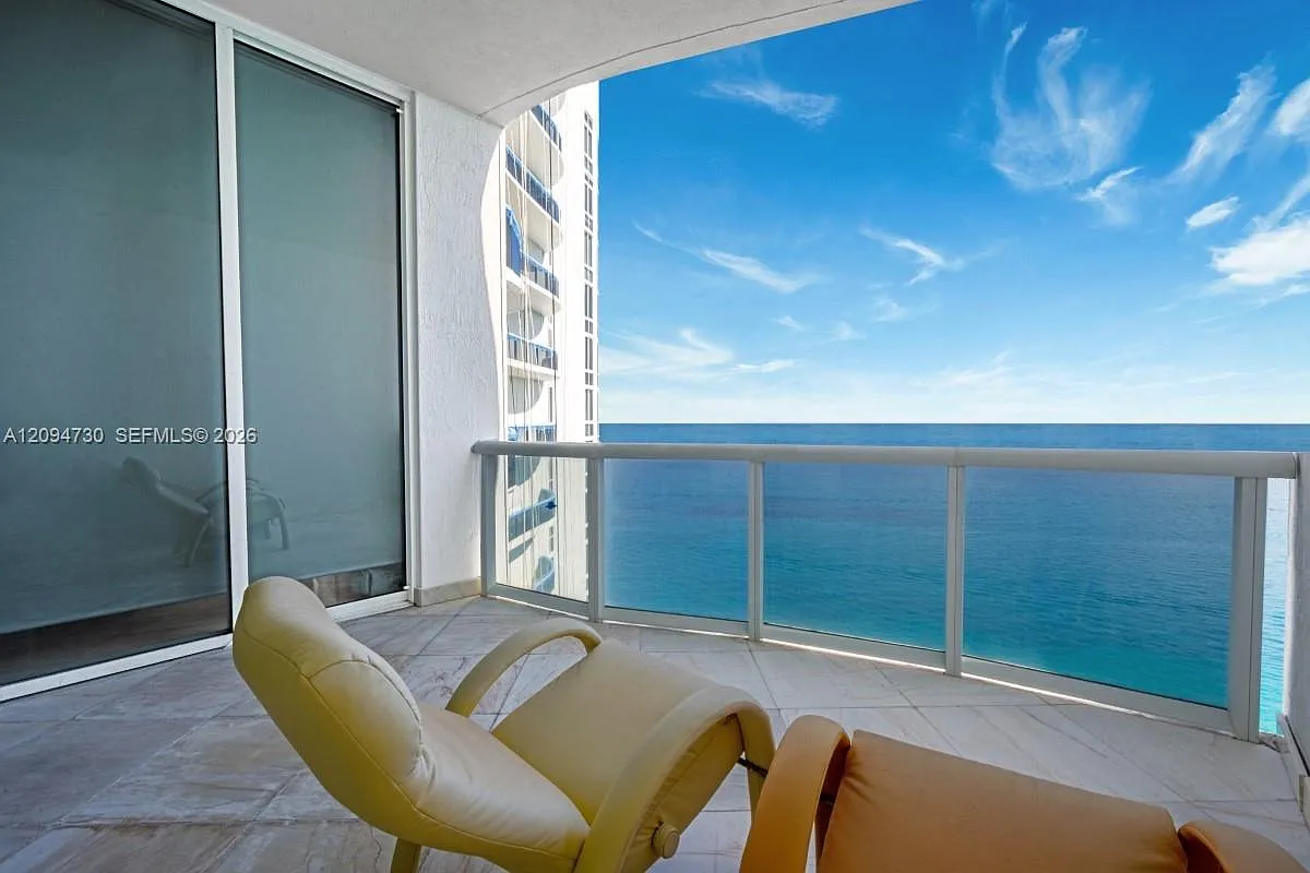 Tdr Tower I Condo — Photo 2