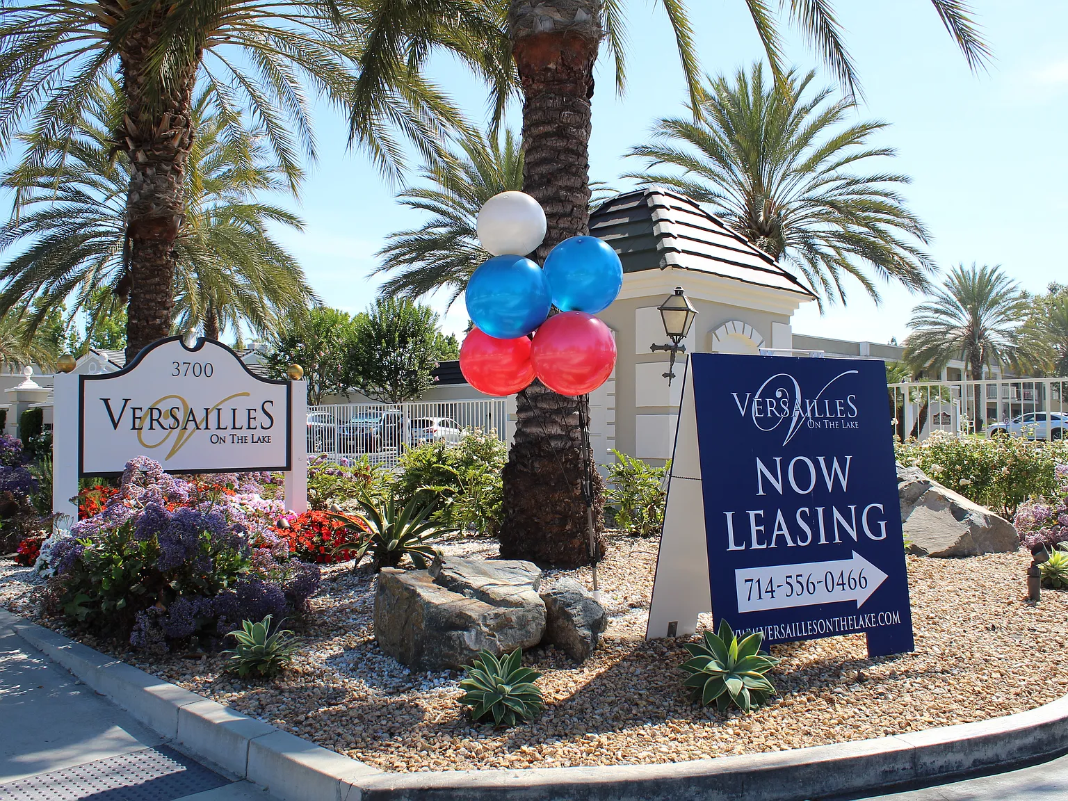 Versailles on the Lake Apartments — Photo 1