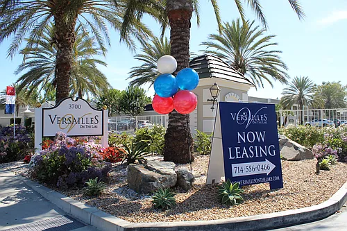 Versailles on the Lake Apartments Photo 1