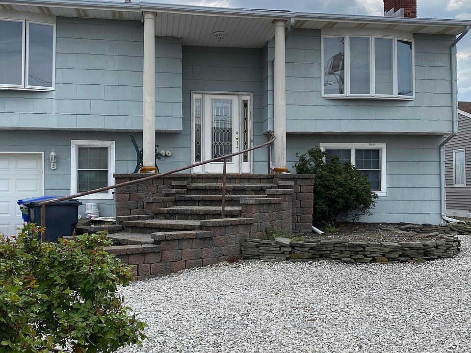 1st image of 61 Blue Heron Dr S