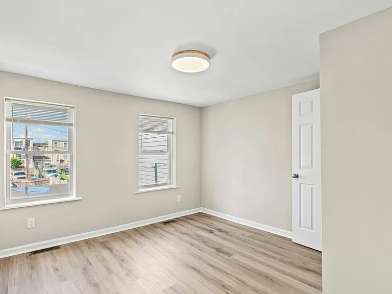 1118 W Hamburg St #MAIN — Photo 12