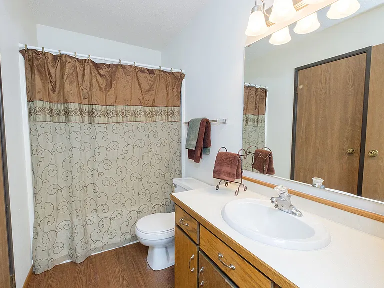 Fargo, ND Park Circle Apartments | Bathroom