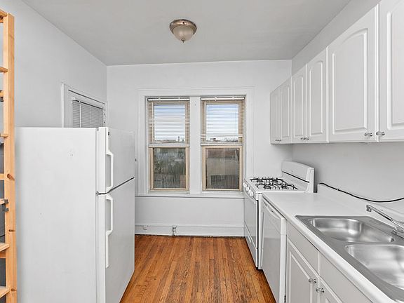 5th image of 2849 W Berteau Ave Unit 55-3