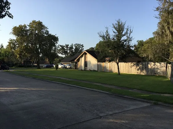 241 Wedgewood St, Lake Jackson, TX 77566