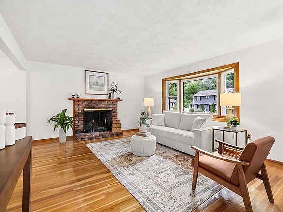 4th image of 32 Westwood St