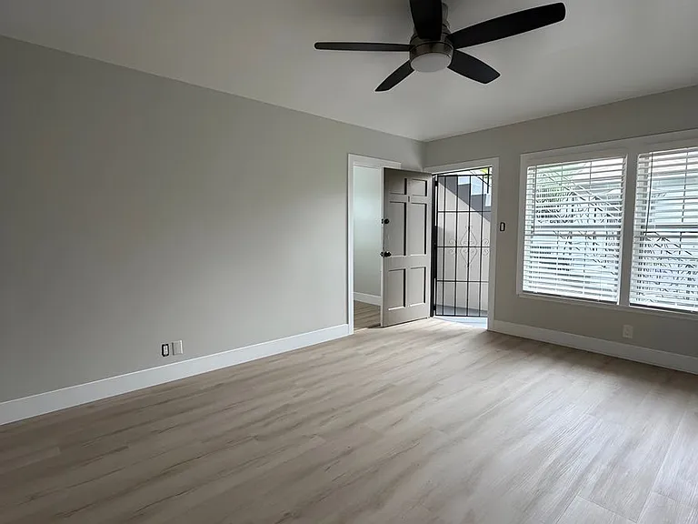 3039 W Vernon Ave — Photo 2