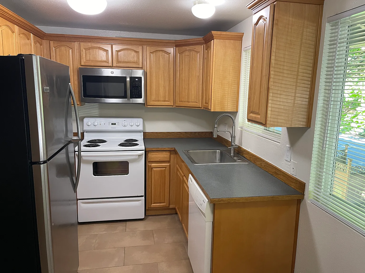 2 bed, 700 sqft, $2,100 — Photo 3
