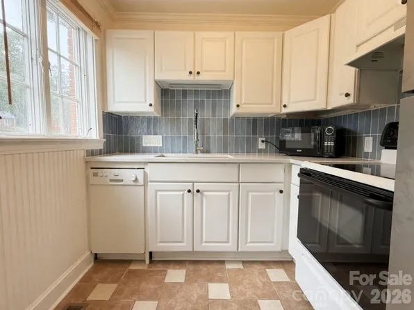 1811 Lynnwood Dr, Charlotte, NC 28209