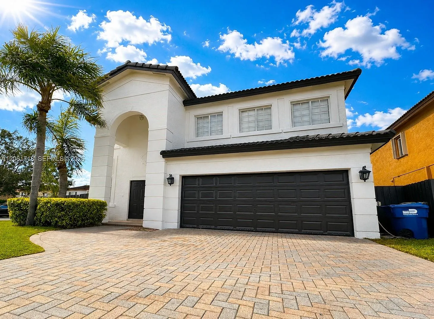 5 bed, 2905 sqft, $5,725 — Photo 2