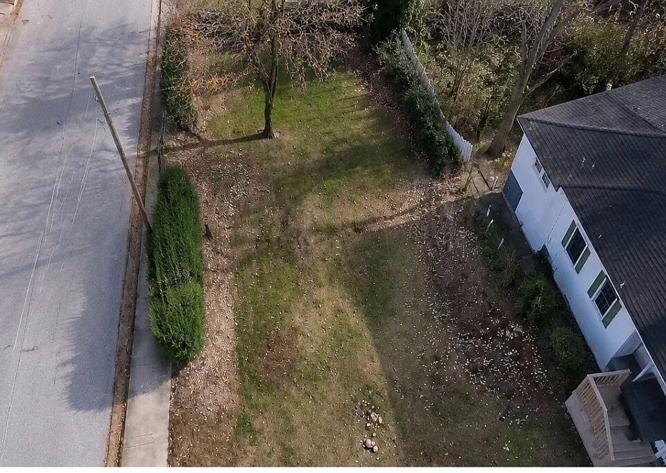 1st image of 942 Dewey St SW