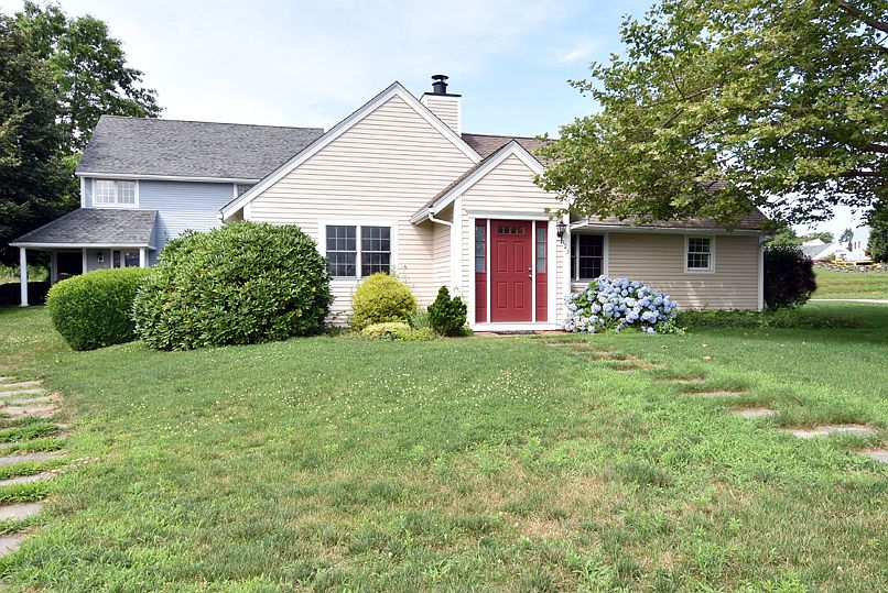 2nd image of 123 Corey Ln