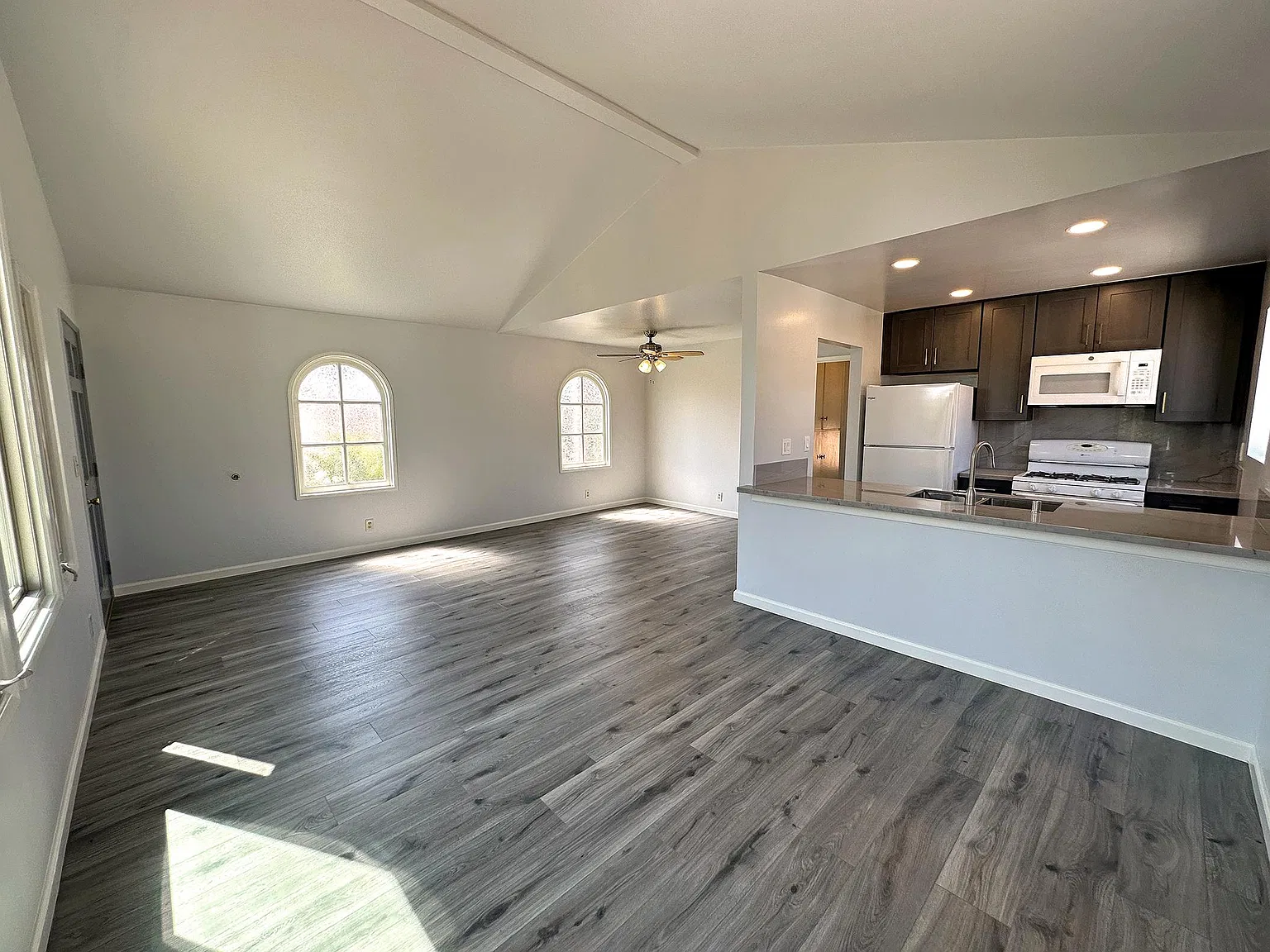 2 bed, 900 sqft, $3,200 — Photo 4