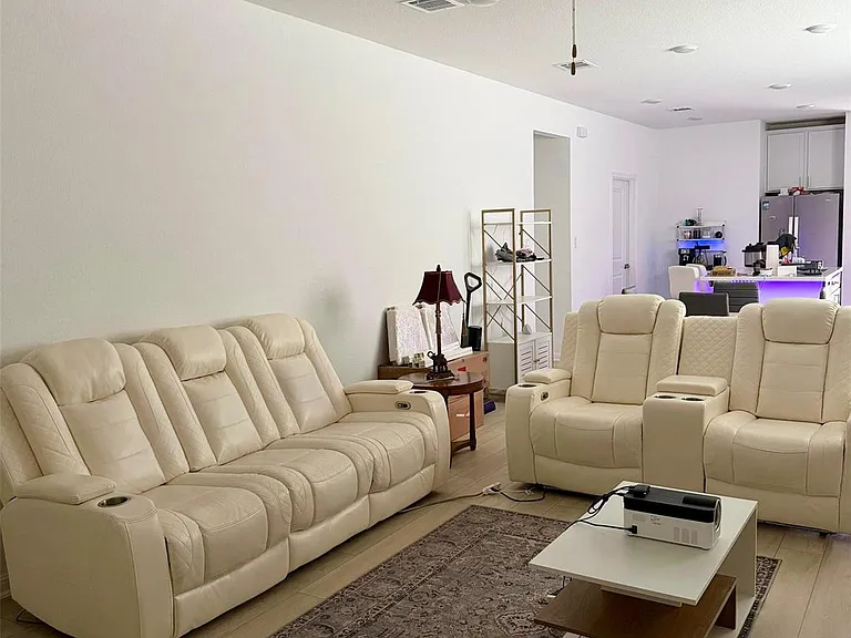 208 Flowers Ave — Photo 2
