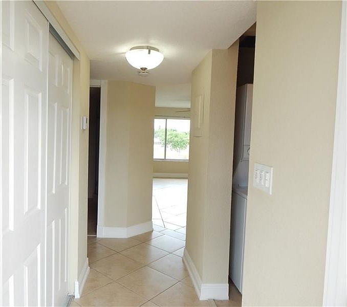 1st image of 9923 Twin Lakes Dr