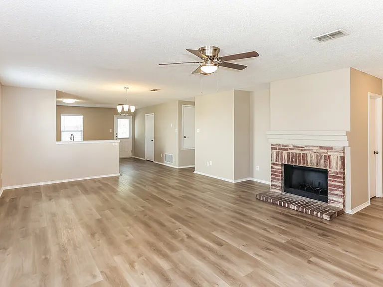 8761 Stonebriar Ln — Photo 4
