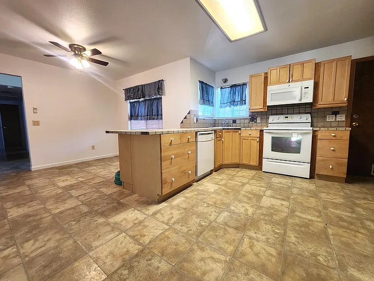718 W Monterey St — Photo 4