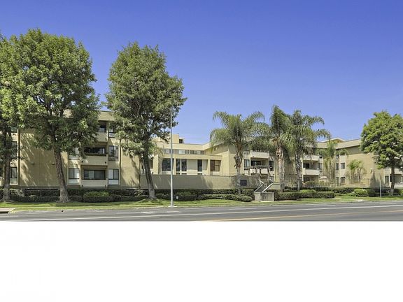 2nd image of 5009 Woodman Ave APT 304