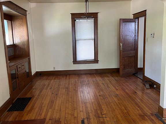 3rd image of 2127 N Delaware Ave