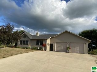 945 Amber Dr, Cherokee, IA 51012