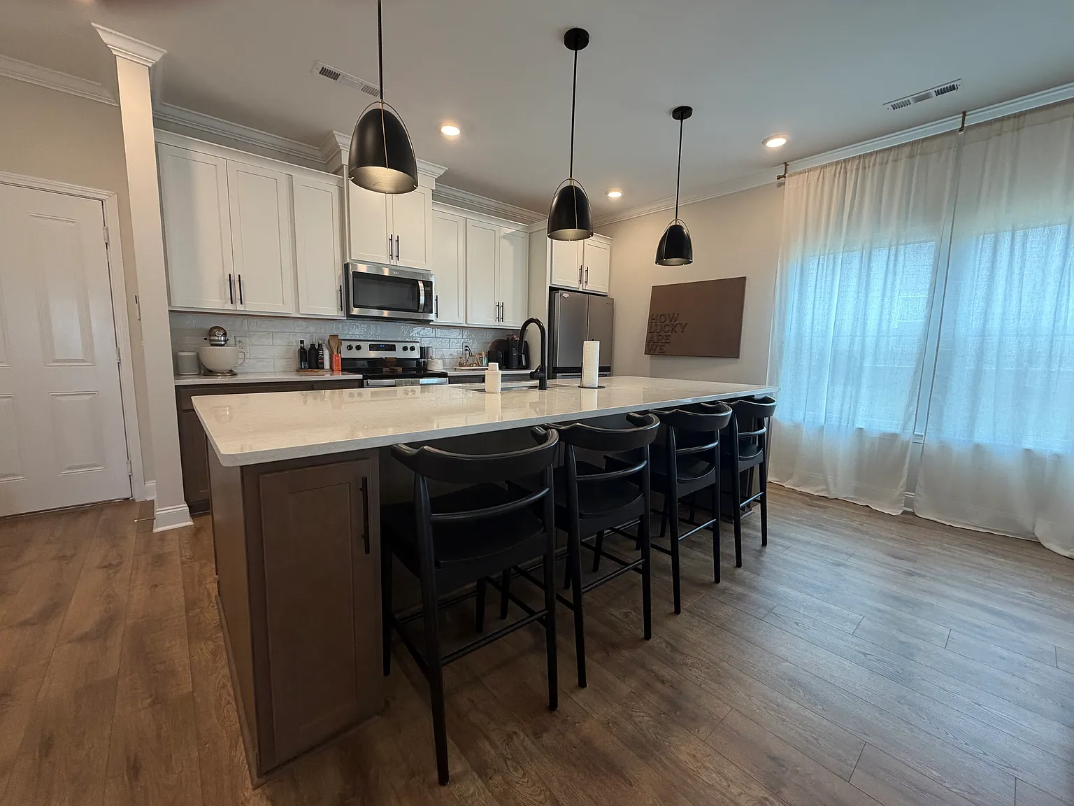3 bed, 2.5 bath, 1694 sqft, $2,850 — Photo 3