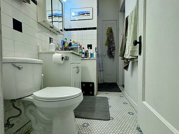 5th image of 1354 W Winnemac Ave #3
