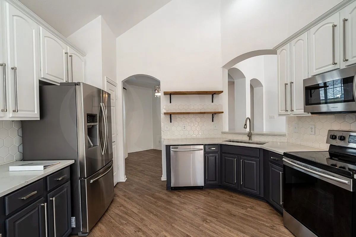 3 bed, 2.0 bath, 1777 sqft, $2,299 — Photo 3