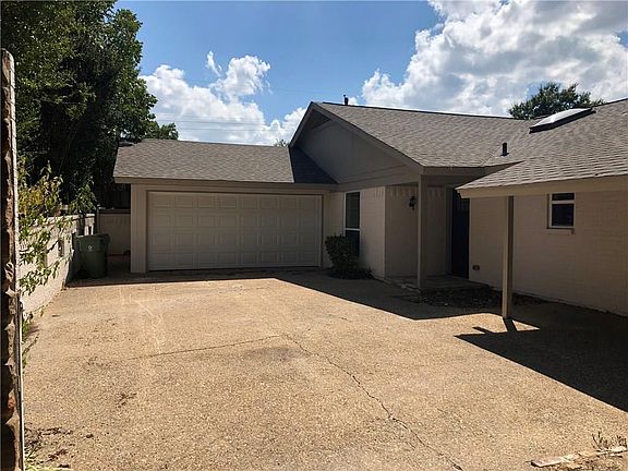 3rd image of 1706 Park Hill Dr