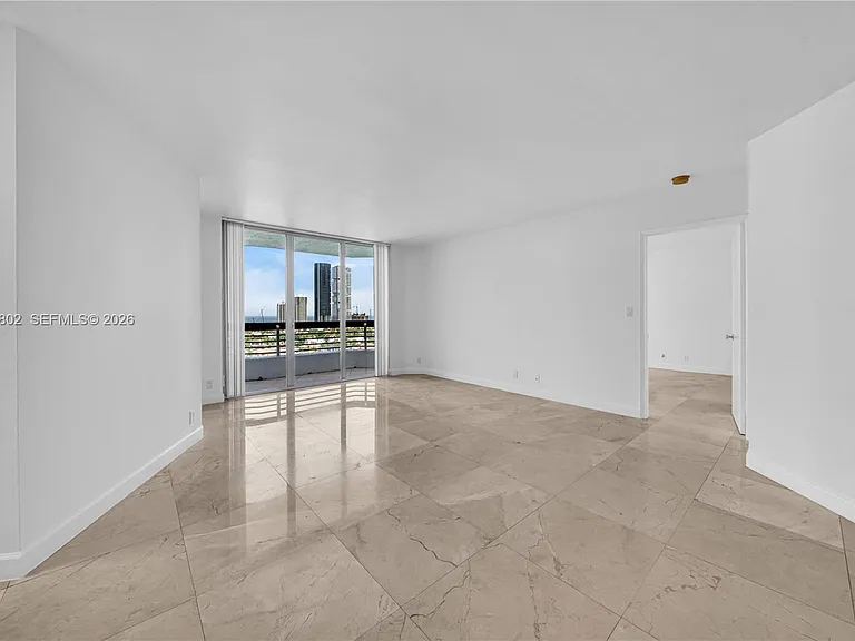 3600 Mystic Pointe Dr #1816 — Photo 5