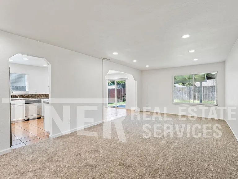 2815 Erin Dr — Photo 2