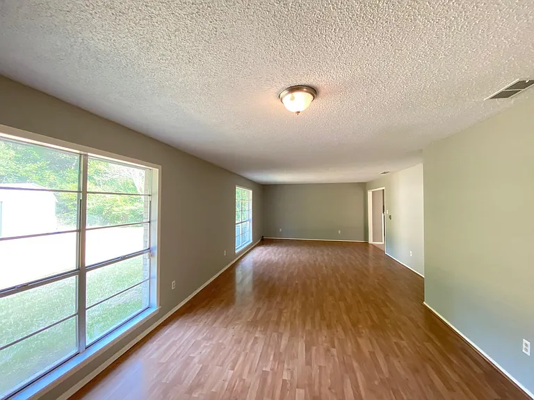 410 Cordell Dr — Photo 6