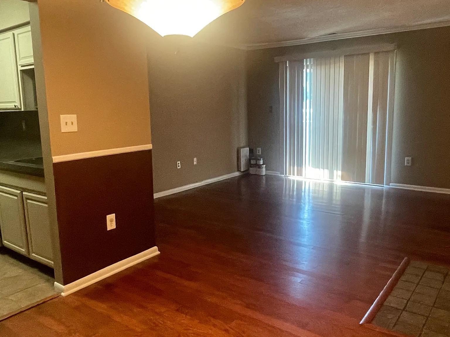 2 bed, 880 sqft, $2,400 — Photo 2