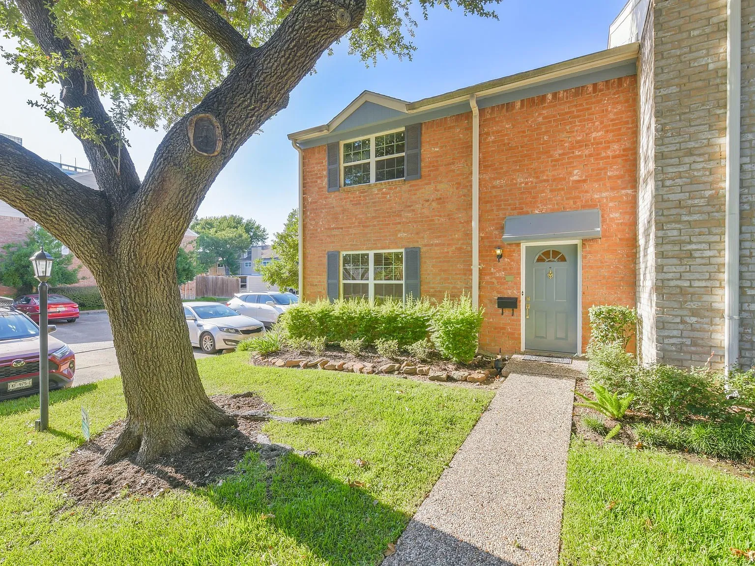 3 bed, 2.5 bath, 1840 sqft, $2,200 — Photo 2