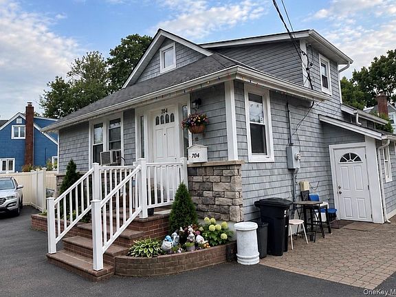 3rd image of 704 Newbridge Road