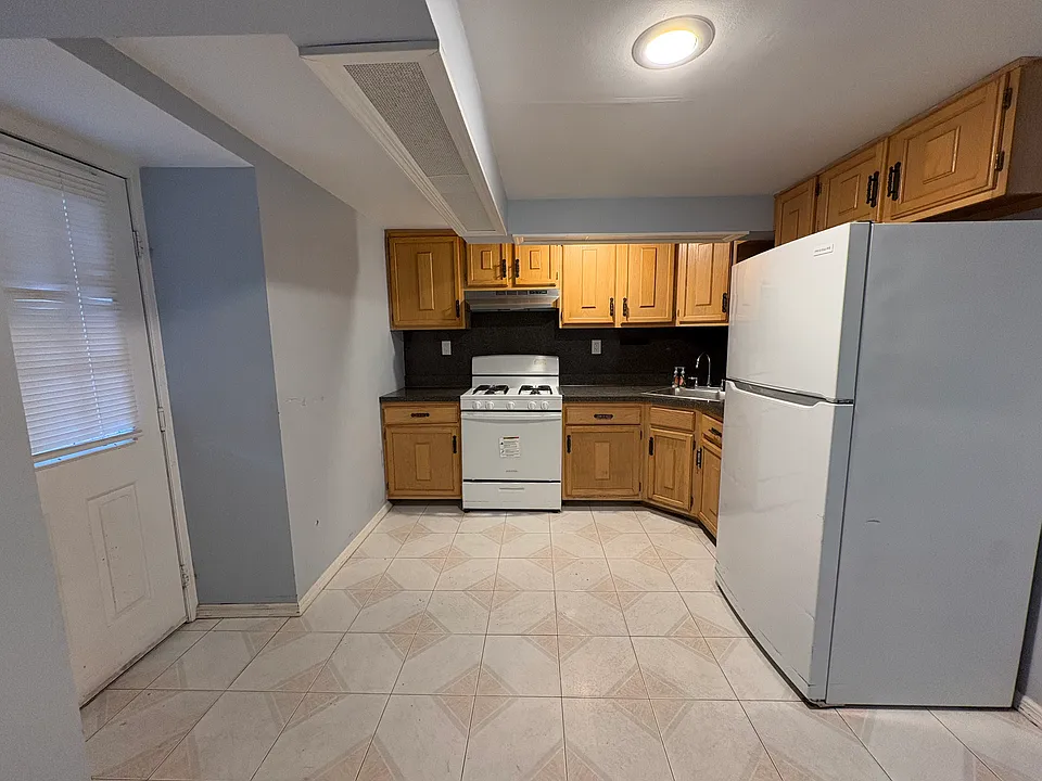 69 W 16th St #8