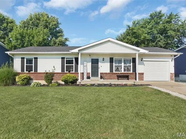 2255 Columbus Cir, Warrenton, MO 63383