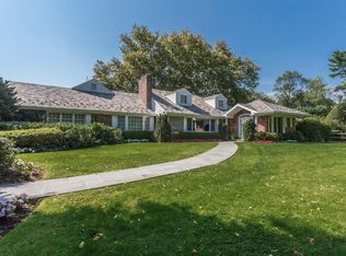 34 Bacon Rd, Old Westbury, NY 11568